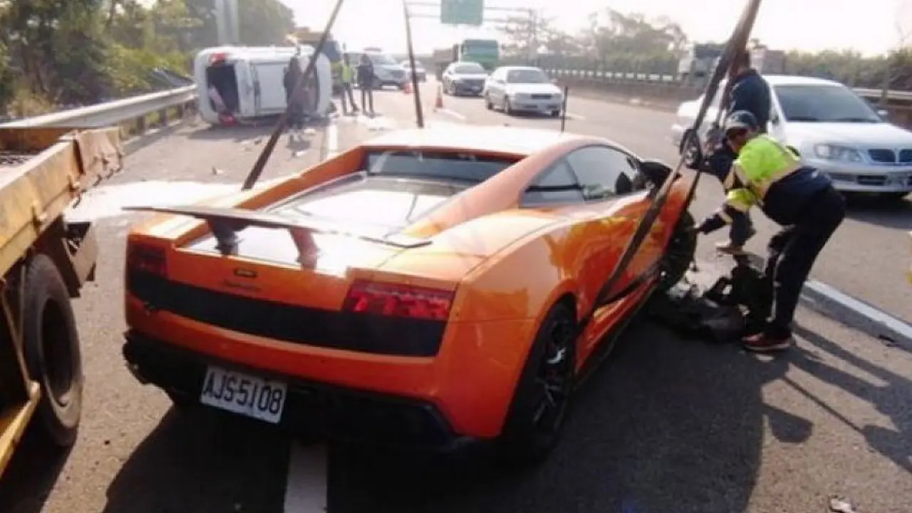 Duh, Orang Ini Hancurkan Lamborghini Gallardo Milik Temannya