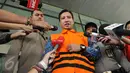 Anggota DPRD Musi Banyuasin dari F-PAN Ujang M Amin berjalan keluar Gedung KPK, Jakarta, Selasa (14/6). Berkas tersangka  kasus suap persetujuan LKPJ 2014 dan pengesahan APBD Muba tahun 2015 sudah lengkap dan siap disidangkan. (Liputan6.com/Helmi Afandi)