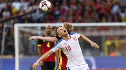 Pemain Belgia, Kevin De Bruyne (belakang) berduel dengan pemain Republik Ceko, Ladislav Krejci pada laga persahabatan di King Baudouin stadium, Brussels, (5/6/2017). (AP/Geert Vanden Wijngaert)