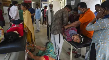 Warga yang menderita penyakit akibat panas memadati rumah sakit distrik di Ballia, Negara Bagian Uttar Pradesh, India, Selasa (20/6/2023). (AP Photo/Rajesh Kumar Singh)