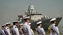 Para anggota Orkestra Marinir Belanda bersiap menyambut kedatangan kapal perang HNLMS De Ruyter di pelabuhan Tanjung Perak, Surabaya, Jawa Timur pada Kamis 14 Mei 2026. (JUNI KRISWANTO/AFP)