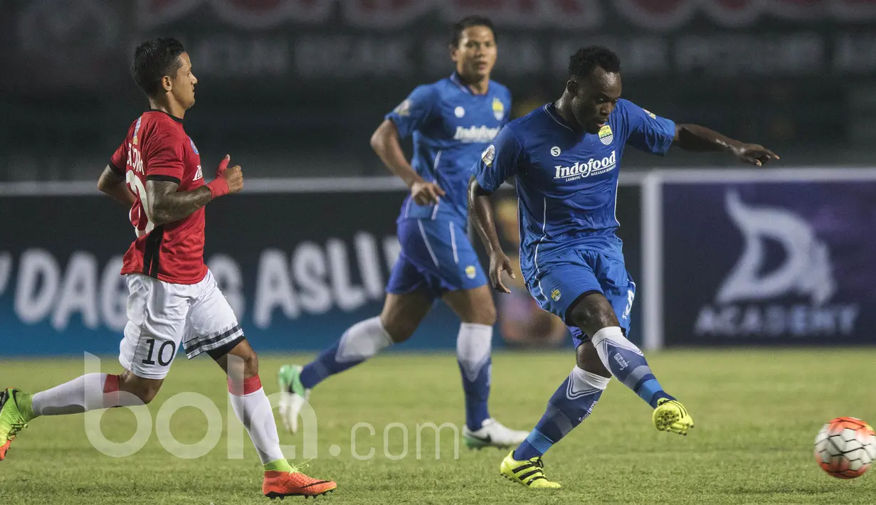 Gelandang Persib Bandung, Michael Essien, menjauhkan bola dari striker Bali United, Irfan Bachdim. Memasuki babak kedua tuan rumah meningkatkan serangan dengan memasukan Michael Essien dan Carlton Cole. (Bola.com/Vitalis Yogi Trisna)