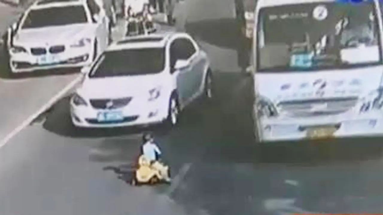 Jendela Dunia: Bocah 3 Tahun Kendarai Mobil Mainan di Jalan Raya 