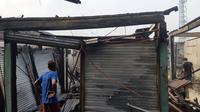 Pasar Gembong, Tangerang terbakar, Minggu (20/2/2022) dini hari. Kebakaran membuat 102 lapak pedagang Pasar Gembong hangus tak tersisa. (Liputan6.com/Pramita Tristiawati)