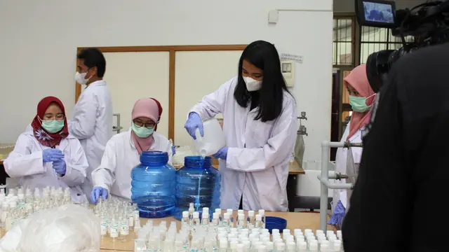 FKUI membuat hand sanitizer untuk dibagikan gratis di tengah pandemi Covid-19