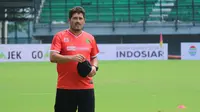 Asisten pelatih Persebaya Surabaya, Esteban Busto. (Bola.com/Aditya Wany)