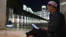 Hukum melaksanakan Itikaf adalah sunnah, yang berarti sangat dianjurkan bagi umat Muslim. Tampak dalam foto, umat Muslim dari berbagai wilayah Jakarta dan sekitarnya saat melakukan Itikaf pada malam ke-21 Ramadan di Mesjid Istiqlal, Jakarta, Selasa (10/3/2026). (Kapanlagi.com/Budy Santoso)