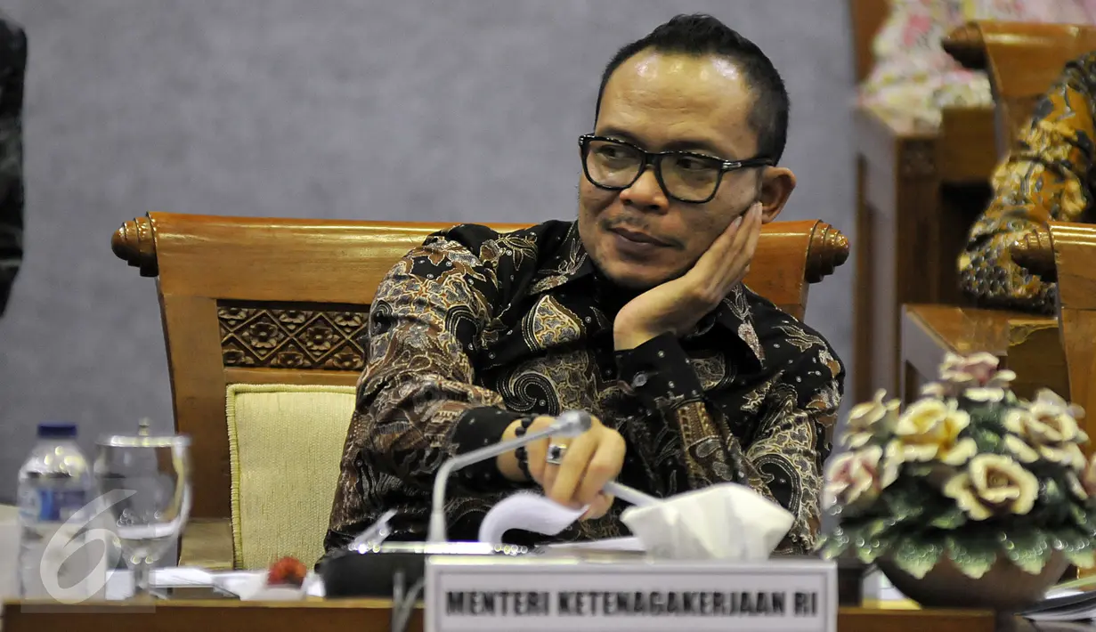 Menteri Tenaga Kerja, Hanif Dhakiri mengikuti rapat kerja dengan Komisi IX DPR di Kompleks Parlemen, Senayan, Jakarta, Kamis (19/11). Rapat tersebut membahas isu-isu terkait permasalahan tenaga kerja di Indonesia.(Liputan6.com/Johan Tallo)