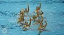 Tim renang indah Indonesia berhasil merebut medali perunggu di nomor Team Free Combination SEA Games 2015 Singapura, Kamis (4/6/2015). Salah satu aksi tim renang indah Indonesia saat tampil di OCBC Aquatic, Kamis (4/6). (Liputan6.com/Helmi Fithriansyah)