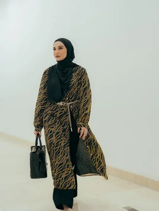 Untuk dapatkan look seperti Zaskia Sungkar ini, atur hijab pashmina satu sisi lebih panjang. Kemudian sampirkan ke belakang agar menutupi dada, sementara sisi satunya di sampirkan ke sisi lainnya. [@zaskiasungkar15]