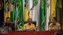 Mendagri Tjahjo Kumolo (kiri) membuka rakornas dan dialog terbuka bersama gubernur se-Indonesia di Kemendagri, Jakarta, Kamis (24/11). Rakornas ini membahas kerawanan jelang Pilkada Serentak 2017 dan penguatan Tim Saber Pungli (Liputan6.com/Faizal Fanani)