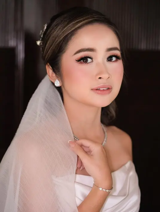 Setelah sebelumnya hanya di 'spill', ini adalah hasil akhir makeup Gritte Agatha di hari pernikahannya. Disesuaikan dengan gaunnya yang warna putih dan simpel, makeup Gritte Agatha juga simpe dan natural. Blush on dan eyeshadow-nya yang berwarna pink membuat makeup Gritte Agatha berpadu sempurna. Warna kecokelatan di bagian mata membuat mata menjadi pusat perhatian. (Liputan6.com/IG/victoria_makeupatelier)