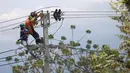 Petugas PLN memperbaiki jaringan listrik di Palu, Sulawesi Tengah, Sabtu (6/10). PT Perusahaan Listrik Negara mengerahkan lebih dari 300 orang tim gabungan yang berasal dari berbagai daerah. Liputan6.com/Fery Pradolo)