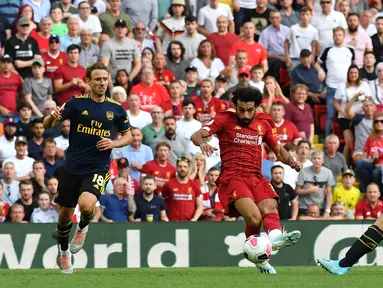 Gelandang Liverpool Mohamed Salah (tengah) menendang bola ke gawang Arsenal saat bertanding dalam Liga Inggris di Stadion Anfield, Liverpool, Inggris, Sabtu (24/8/2019). Liverpool menang 3-1 dan kukuh di puncak klasemen sementara. (BEN STANSALL/AFP)