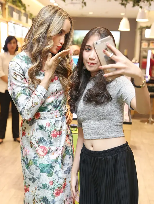 "Aku suka hiking karena itu buat aku seperti me time. Kalau aku pengen bener-bener relax dan lupain stres yang ada di hidup aku, ya aku bilang tadi, aku tinggalin semua gadget di rumah," ujar Cinta Laura. (Bambang E. Ros/Bintang.com)