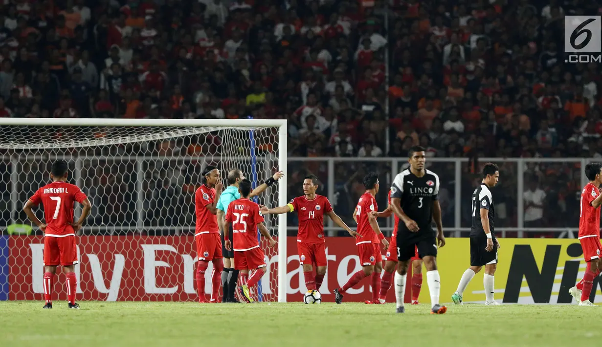 Pemain Persija melakukan protes kepada wasit Turki M Alkhudhayr saat laga kedua Semifinal Zona Asia Tenggara Piala AFC 2018 melawan Home United di Stadion GBK, Jakarta, Selasa (15/5). Persija kalah 1-3 dan tersingkir. (Liputan6.com/Helmi Fithriansyah)