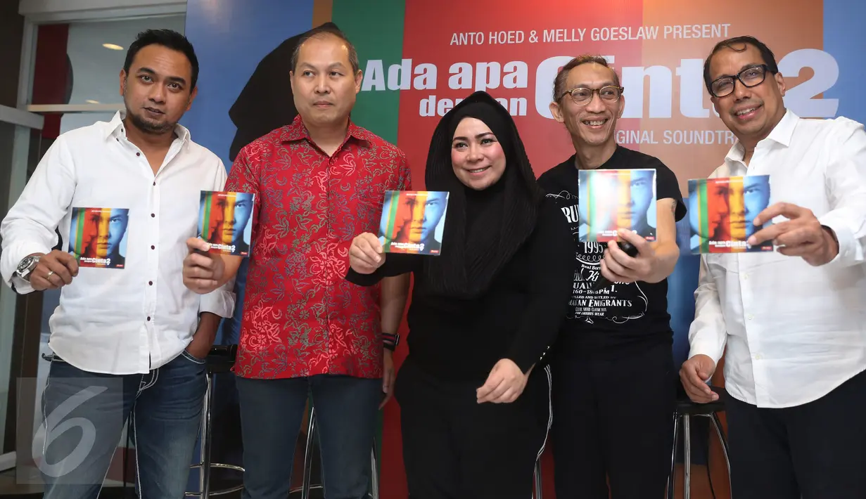 Peluncuran album ‘soundtrack’ film "Ada Apa dengan Cinta? 2" karya duo musisi Melly Goeslaw dan Anto Hoed di Jakarta, Rabu (20/4). Album itu berisi delapan lagu diantaranya Ratusan Purnama, Bimbang dan Suara Hati Seseorang. (Liputan6.com/Herman Zakharia)