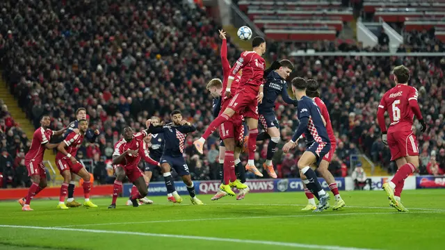 Momen Virgil van Dijk melakukan handball di laga Liverpool vs PSV di matchday 5 Liga Champions 2025/2026 di Anfield, Kamis (27/11/2025). (AP Photo/Jon Super)