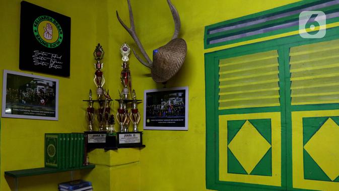 Beragam penghargaan dan piala dari berbagai ajang seni dan budaya berhasil didapat Sanggar Saung Dji’ih. Hal ini membuktikan eksistensi Sanggar Saung Dji’ih yang secara resmi didirikan 13 tahun lalu atau tepatnya pada 14 Februari 2008. (Liputan6.com/Helmi Fithriansyah)