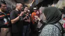 Pasangan calon gubernur dan calon wakil gubernur nomor urut 2, Dharma Pongrekun-Kun Wardana saat berkampanye ke pasar Serdang, Jakarta Pusat, Rabu (25/9/2024). (merdeka.com/Imam Buhori)