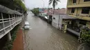 Hujan yang mengguyur sejak pagi tadi menyebabkan genangan di beberapa ruas jalan Ibukota Jakarta, Sabtu (27/12/2014). (Liputan6.com/Miftahul Hayat)