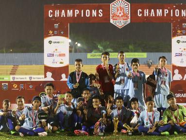 Juara Rusun Cup 2015 Tim Rusun Daan Mogot berfoto usai penyerahan trofi juara di Stadion Soemantri Brojonegoro, Jakarta, Minggu (8/11/2015). (Bola.com/Nicklas Hanoatubun)
