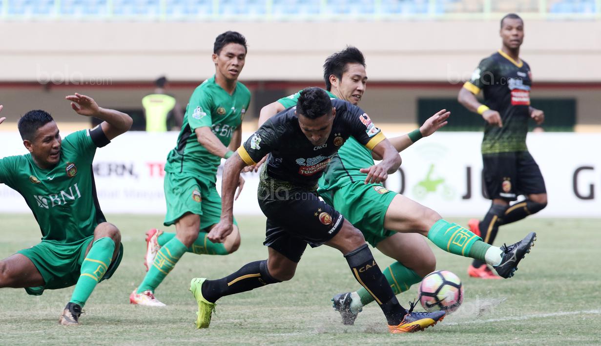Aksi pemain Sriwijaya FC, Alberto Goncalves melewati adangan para pemain Bhayangkara FC pada lanjutan Liga 1 2017 di Stadion Patriot Bekasi, Minggu (20/8/2017). Bhayangkara FC menang 2-1. (Bola.com/Nicklas Hanoatubun)