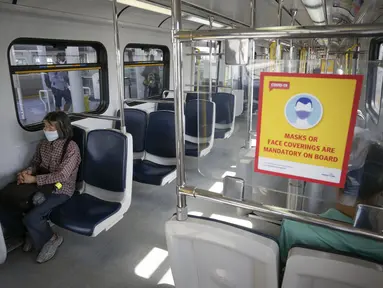 Sebuah tanda terlihat di gerbong SkyTrain mengingatkan masyarakat memakai masker di Kanada (24/8/2020). Siapa pun yang berada di bus, kapal, atau kereta api TransLink atau BC Transit, serta penumpang kapal BC Ferries wajib memakai masker untuk menghentikan penyebaran COVID-19. (Xinhua/Liang Sen)