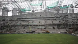 Kondisi rumput hybrid yang telah terpasang di lapangan utama Jakarta International Stadium (JIS), Selasa (26/10/2021). Jakarta International Stadium menjadi stadion pertama di Indonesia yang menggunakan rumput hybrid atau perpaduan antara rumput alami dan sintetis. (merdeka.com/Iqbal S Nugroho)