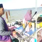 Samsul dan Jumatia, warga Kota Kendari yang bisa naik haji dari berjualan bakso bakar.(Liputan6.com/Ahmad Akbar Fua)