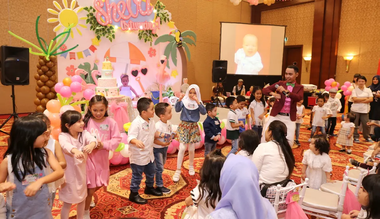 "Ide dari kakaknya dan  aku ikut aja. Persiapannya dari Februari. Ini aja baru dapat sebulan yang lalu. Nanya dan sempat untuk anak anak disiapin," tutur Ussy. (Adrian Putra/Bintang.com)