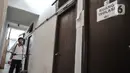 Anggota Lembaga Keswadayaan Masyarakat (LKM) mendisinfeksi kamar isolasi COVID-19 di RW 05 Kelurahan Kuningan Barat, Jakarta, Kamis (27/8/2020). Pengubahan tempat indekos menjadi ruang isolasi tersebut atas dasar kepedulian terhadap sesama. (merdeka.com/Iqbal S. Nugroho)
