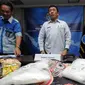 Petugas BNN memperlihatkan barang bukti narkoba jenis sabu saat rilis di Jakarta, Selasa (24/5/2016). BNN mengungkap dua kasus penyelundupan narkoba jenis sabu dengan tujuh orangtersangka. (Liputan6.com/Helmi Fithriansyah)