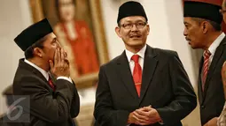 Direktur Utama BPJS Kesehatan Fachmi Idris (tengah) pada acara pelantikan dewan pengawas dan direksi BPJS Kesehatan serta Ketenagakerjaan periode 2016-2021 di Istana Negara, Jakarta, Selasa (23/2). (Liputan6.com/Faizal Fanani)