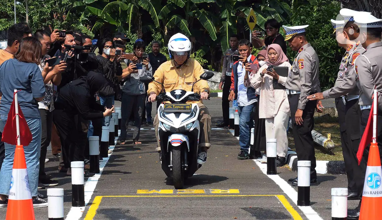 Warga melakukan simulasi uji praktek SIM C untuk sepeda motor di Satpas Polda Metro Jaya, Daan Mogot, Jakarta Jumat (4/8/2023). Korps Lalu Lintas (Korlantas) Polri resmi mengubah materi ujian praktek SIM C untuk sepeda motor  berupa angka 8 dan zig-zag. (merdeka.com/Imam Buhori)