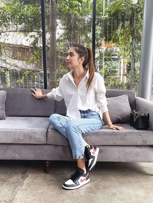 Bagi pecinta sneaker model aman, sesekali bisa memakai model tinggi untuk tampilan edgy (Instagram @miktambayong)