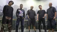 Ferdy Tahier vokalis Element bersama para personel bandnya yang lain, Rocker Kasarunk, saat berkunjung ke kantor Liputan6.com di Gedung KLY, Jakarta, pada Selasa (1/10/2024). (Foto: Herman Zakharia)