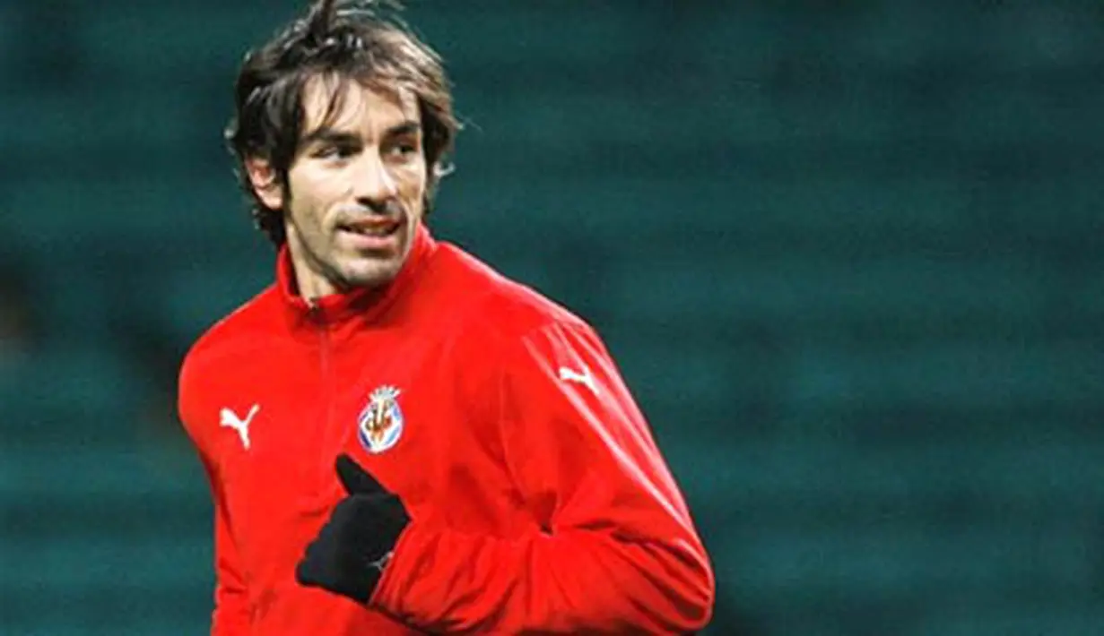 Villarreal's midfielder Robert Pires is pictured during a training session at Celtic Park in Glasgow on December 9, 2008 on the eve of their UEFA Champions League match against Celtic. AFP PHOTO/PAUL ELLIS