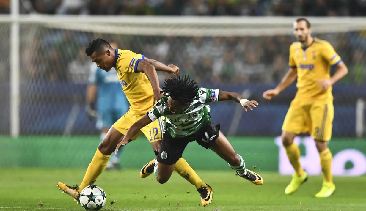 Striker Sporting CP, Gelson Martins, dijatuhkan bek Juventus, Alex Sandro, pada laga Liga Champions di Stadion Jose Alvalade, Lisbon, Selasa (31/10/2017). Kedua klub bermain imbang 1-1. (AFP/Patricia De Melo Moreira)