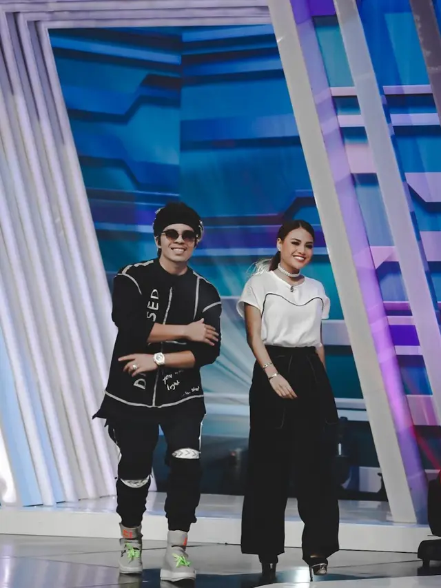 6 Gaya Aurel Hermansyah dan Atta Halilintar Pakai Outfit Senada saat Kerja, Jadi Sorotan