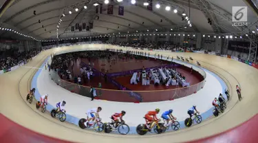 Pesepeda beradu cepat dalam laga balap sepeda Omnium Putra nomor Individual Pursuit 4.000 meter di Jakarta Internasional Velodrome, Kamis (30/8). Pesepeda Indonesia Nandra Eko Wayudi berhasil mencapai peringkat enam. (Merdeka.com/Imam Buchori)