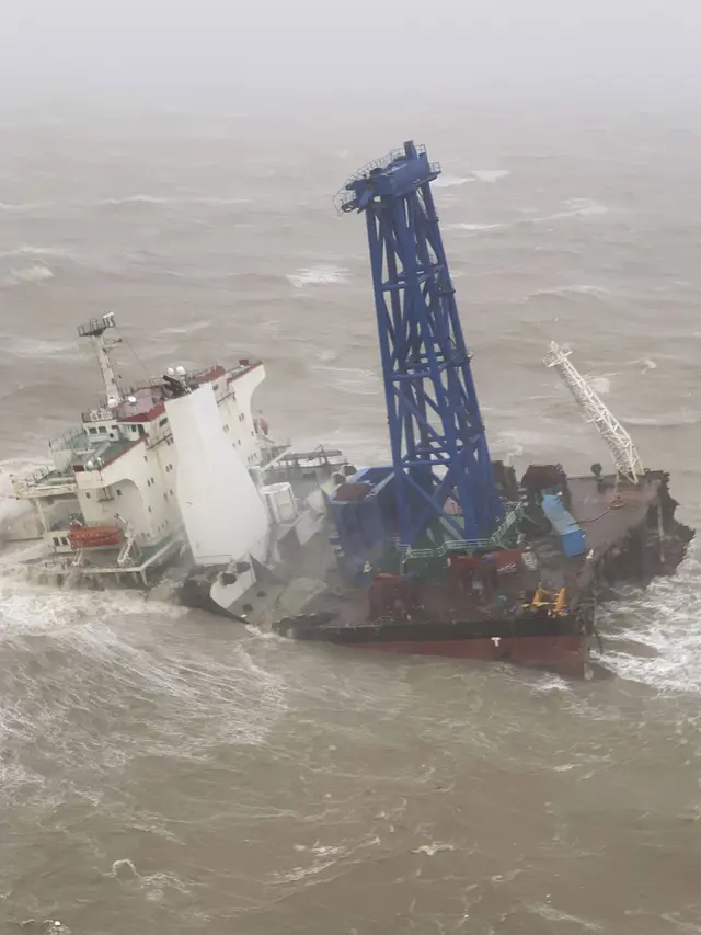 Penampakan Kapal Terbelah Dua Usai Dihantam Topan Chaba di Perairan Hong Kong
