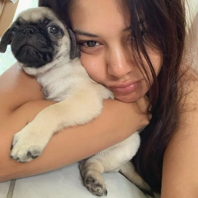 7 Potret Aurelie Moeremans saat Tanpa Makeup, Tetap Memesona