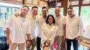 Di lokasi acara, sahabat dan rekan-rekan Rino sudah hadir. Sembari menyanyikan lagu ulang tahun, raut bahagia terpancar jelas di wajah Rino mendapatkan surprise dari orang-orang spesial.
(Liputan6.com/IG/@muh_assad)