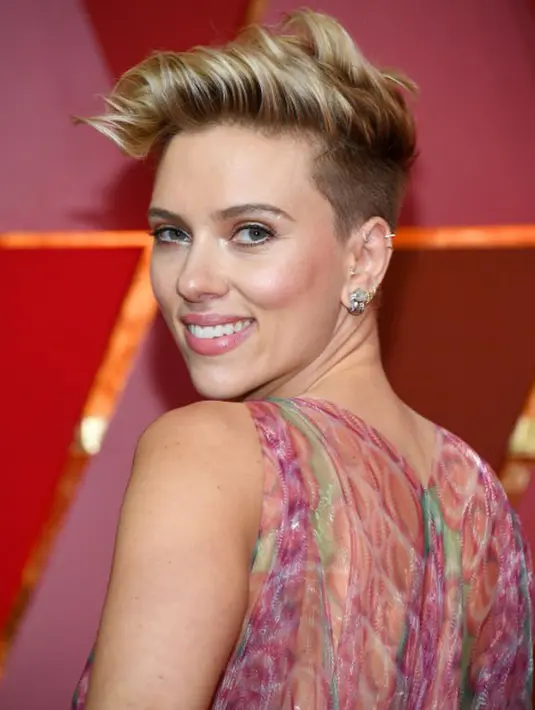 Saat Scarjo melahirkan anak perempuannya dua tahun lalu, ia mengirimkan foto-foto anaknya itu pada lawan mainnya tersebut. Namun ia tak mengingat apakah Sam Jackson sudah memiliki anak atau belum. (AFP/Bintang.com)