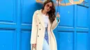 <p>Top putih dan coat panjangmu juga bisa dipasangkan dengan baggy jeans. Seperti outift Cinta Laura ini. (sumber : Instagram @calurakiehl)</p>