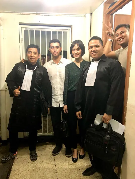 Hakim menyatakan Fachri secara sah dan meyakinkan bersalah atas penggunaan narkoba dan menghukumnya dengan masa tahanan 7 bulan rehabilitasi di potong masa tahanan. (Instagram/sandyarifinsh)