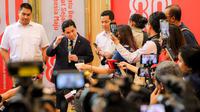 Menteri Pemuda dan Olahraga Republik Indonesia (Menpora RI) periode 2025-2029, Erick Thohir (kedua kiri) memberikan keterangan di depan wartawan setelah acara serah terima jabatan yang berlangsung di Auditorium Wisma Kemenpora, Senayan, Kamis (18/09/2025). (Bola.com/Bagaskara Lazuardi)