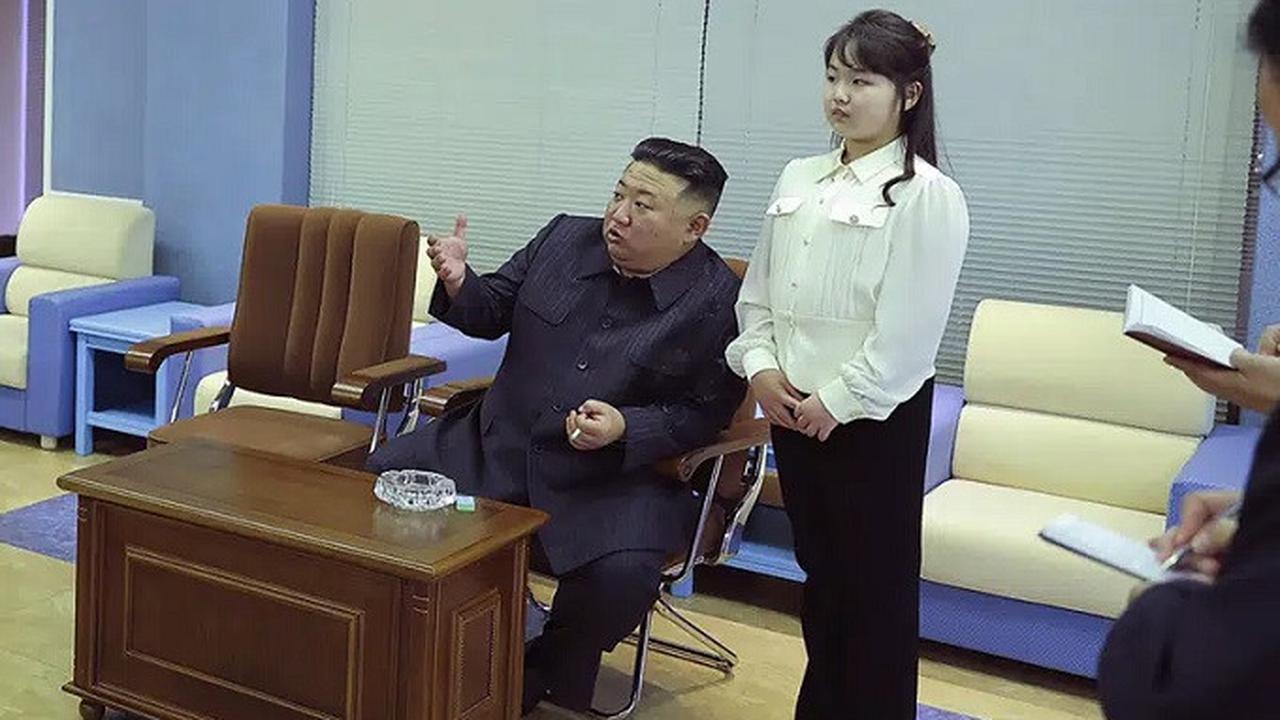 Foto yang dirilis pemerintah Korea Utara menunjukkan Kim Jong Un dan putrinya Kim Ju Ae mengunjungi National Aerospace Development Administration di Korea Utara pada Selasa (18/4/2023). (Dok. KCNA via AP)