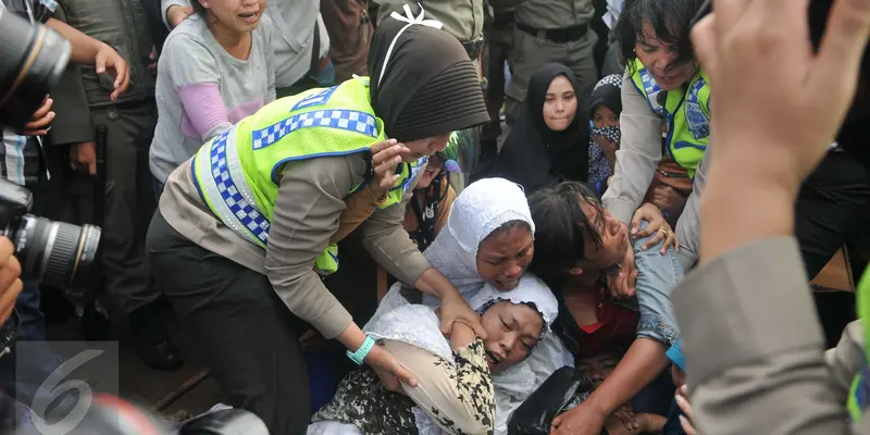 20160411-Tangis Histeris Kaum Ibu Warnai Penggusuran Pasar Ikan-Jakarta